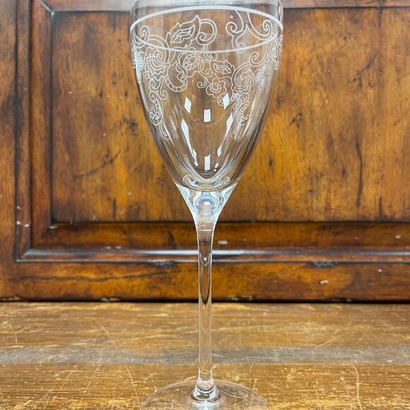 New Lenox Venetian Lace Wine Glass. kk190 - Picture 1 of 4